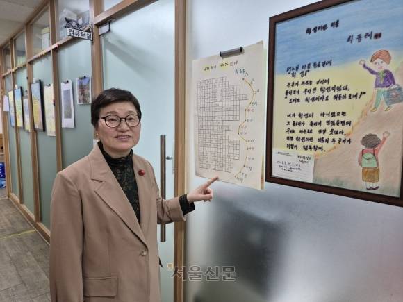 윤 교감이 직접 가르쳤던 학생이 쓴 ‘내가 보네, 내가 읽네’라는 시를 가리키고 있다. 신갈야학에서 한글을 깨친 이 학생은 국가문해교육센터가 진행한 시화전에서 이 작품으로 교육부장관상을 수상했다. 송현주 기자