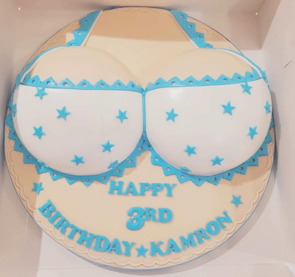 영국의 한 30대 여성이 자신의 3살 아들 생일 파티에 ‘가슴 모양 케이크’를 선물해 논란이 일고 있다. 이 여성은 아들의 모유 수유를 중단하기 위해서 이러한 행동을 했다고 밝혔다. 인스타그램 캡처