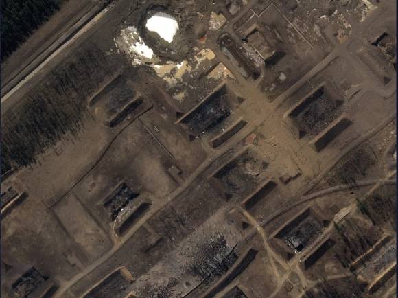 위성으로 본 러시아 제51 무기고 폭발 흔적. UK Defense Ministry, Airbus DS