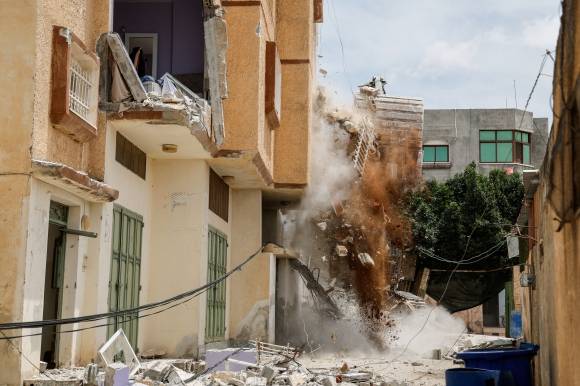 15일(현지시간) 이스라엘 중장비가 요르단강 서안지구 투바스 인근 마을 탐문에서 테러리스트 은신처로 추정되는 건물을 파괴하고 있다. 전날 인근에서는 출산을 위해 분만실로 향하던 이스라엘 임산부 체엘라 게즈(30대)가 팔레스타인 테러리스트의 총격에 사망했고, 이스라엘군은 즉각 테러리스트 색출 작전에 돌입했다. 2025.5.15 탐문 로이터 연합뉴스 2025.5.15 탐문 로이터 연합뉴스