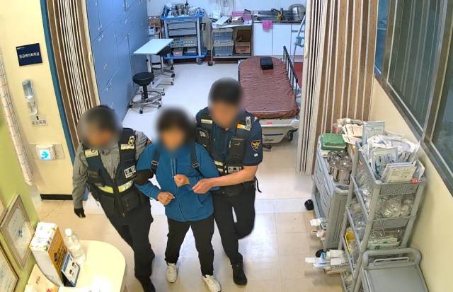 이달 9일 강릉 한 병원 응급실에서 의료진에 흉기 난동을 피운 40대 A씨.연합뉴스