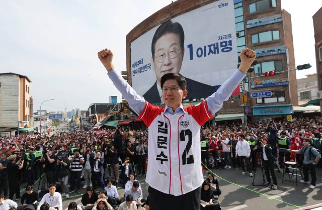 김문수 국민의힘 대선후보가 14일 오후 경남 밀양시 중앙로에서 열린 선거유세에서 손을 들어 인사하고 있다. 밀양=성형주 기자