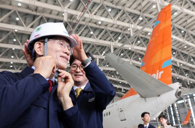 김문수 국민의힘 대선 후보가 14일 경남 사천시 항공정비업체인 한국항공서비스(KAEMS)를 방문해 안전모를 쓰고 있다. 사천=성형주 기자