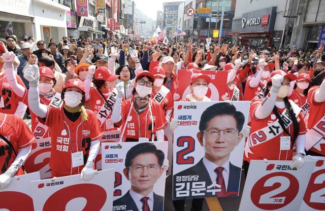 김문수 국민의힘 대선 후보 거리유세가 열린 14일 오전 경남 진주시 광미사거리에서 지지자들이 김 후보를 응원하고 있다. 진주=성형주 기자
