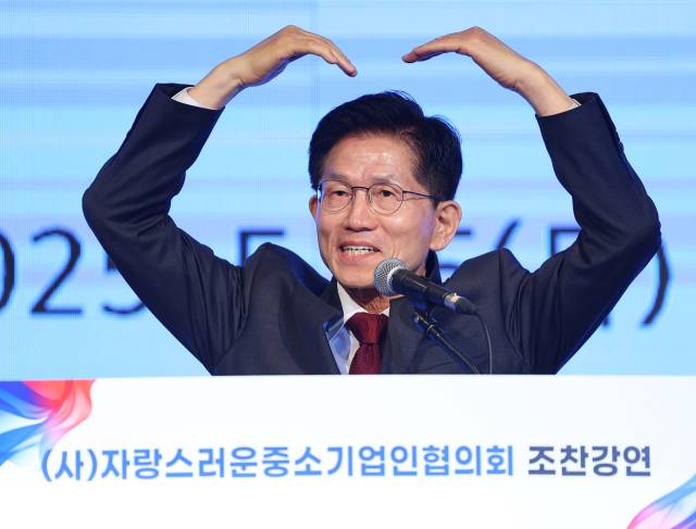 김문수 국민의힘 대선 후보가 15일 서울 영등포구 중소기업중앙회에서 열린 '자랑스러운 중소기업인협의회 조찬 강연'에 참석해 인사말에 앞서 하트를 만들어 보이고 있다. 연합뉴스