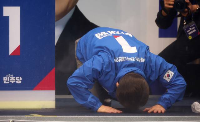 이재명 더불어민주당 대선 후보가 15일 쏟아지는 비에도 불구하고 수많은 인파가 운집한 전남 순천시 연향동 패션의거리에서 유세를 마친 뒤 빗속에서 본인의 연설을 들어준 지지자들을 향해 큰절하고 있다. 순천=오승현 기자 2025.05.15