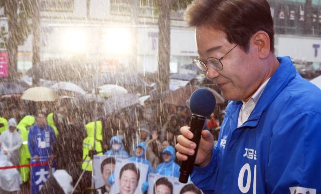 이재명 더불어민주당 대선 후보가 15일 쏟아지는 비에도 불구하고 수많은 인파가 운집한 전남 순천시 연향동 패션의거리에서 지지를 호소하고 있다. 순천=오승현 기자 2025.05.15