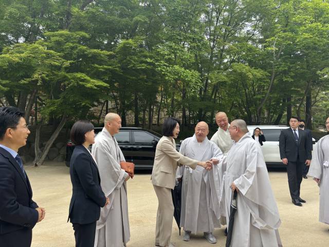 이재명 더불어민주당 대선 후보 배우자인 김혜경씨가 15일 경북 경주 불국사를 방문해 스님들과 대화하고 있다. 경주=강도림 기자