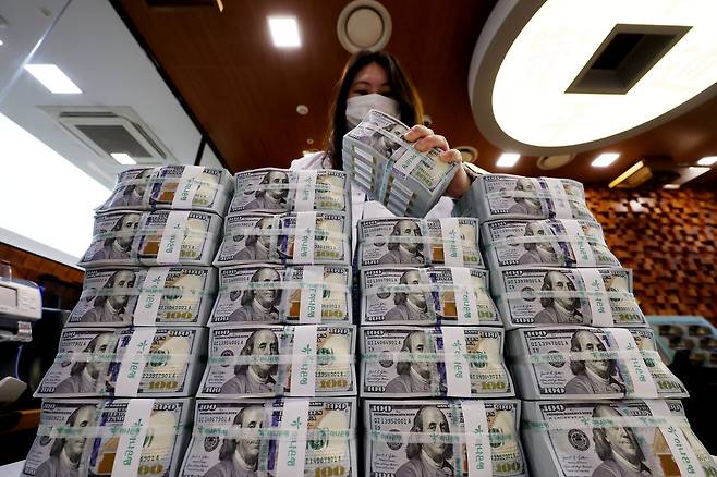 서울 시내의 한 은행에서 직원이 달러 지폐를 정리하고 있다. ⓒ연합뉴스