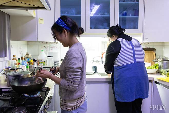 4월19일 토요일 점심 집밥 모임에서 김예림 선임 매니저(왼쪽)와 이미영씨(오른쪽)가 함께 요리하고 있다. ⓒ시사IN 신선영