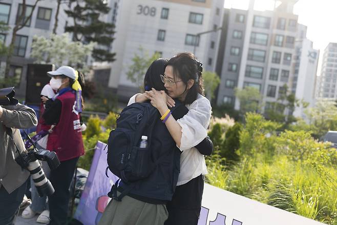 지혜복 교사가 연대차 방문한 집회 참가자를 안아 주고 있다. ⓒ시사IN 이명익