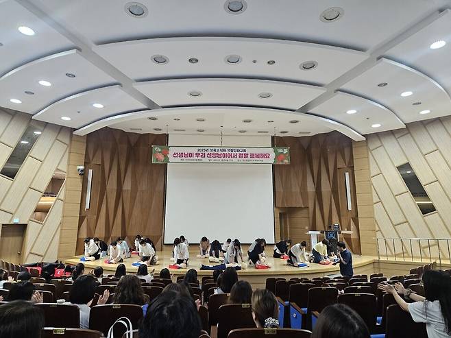 보육교직원 역량강화교육에서 어린이집 보육교직원들이 응급처치 및 심폐소생술 교육을 받고 있다. ⓒ진주시
