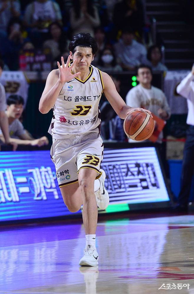 LG 칼 타마요는 KBL에 데뷔한 2024~2025시즌 정규리그와 PO에서 맹활약하고 있다. 이에 따라 다수의 팀이 타마요처럼 신장이 좋은 아시아쿼터 선수를 찾아나서고 있다. KBL 아시아쿼터 선수 영입 기준이 달라질 수 듯하다. 스포츠동아DB