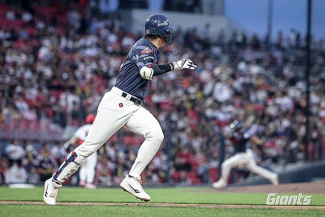 롯데 나승엽이 14일 광주 KIA전 4회초 결승 1타점 적시타를 날린 뒤 1루로 달리고 있다. 사진제공｜롯데 자이언츠