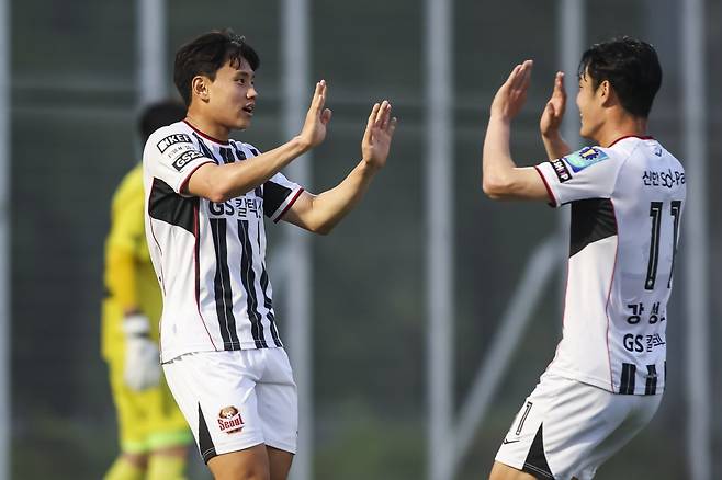 서울 공격수 조영욱(왼쪽)이 14일 대전월드컵경기장 보조경기장에서 열린 대전코레일과 ‘2025 하나은행 코리아컵’ 16강전에서 선제골을 넣은 뒤 강성진과 손뼉을 마주치고 있다. 사진제공｜대한축구협회