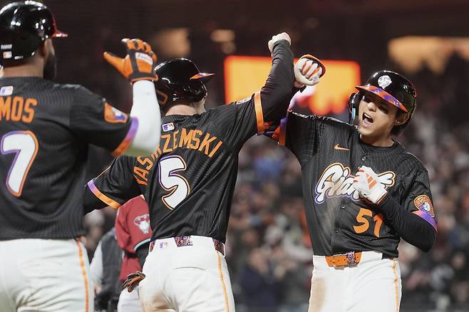 샌프란시스코 이정후(오른쪽)가 14일 애리조나전에서 홈런을 치고 홈으로 들어와 동료들의 축하를 받고 있다.  AP연합