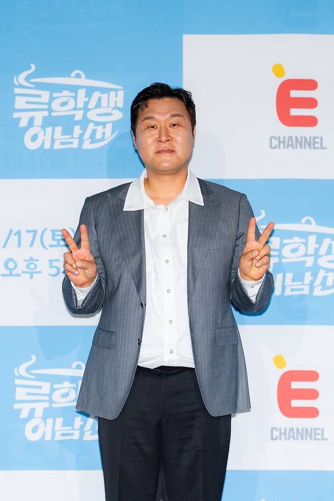 배우 윤경호가 15일 오전 서울 광화문 씨네큐브에서 열린 E채널 예능 ‘류학생 어남선’ 제작발표회에 참석해 포즈를 취하고 있다. 사진 티캐스트