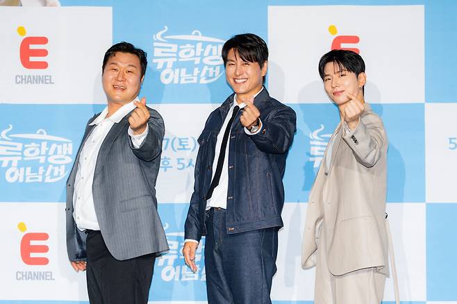 배우 윤경호와 류수영, 몬스타엑스 기현이 15일 오전 서울 광화문 씨네큐브에서 열린 E채널 예능 ‘류학생 어남선’ 제작발표회에 참석해 포즈를 취하고 있다. 사진 티캐스트