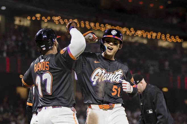 ▲ 15일(한국시간) 8회 3점 홈런을 친 뒤 엘리엇 라모스와 세리머니하는 이정후 ⓒ연합뉴스