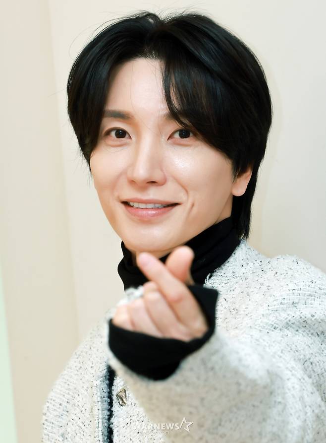 (서울=뉴스1) 김진환 기자 = 그룹 슈퍼주니어의 리더 이특이 서울 성동구 SM 엔터테인먼트 사옥에서  'K-페르소나' 정덕현 문화평론가와 인터뷰를 앞두고 포즈를 취하고 있다. 2025.3.2/뉴스1  Copyright (C) 뉴스1. All rights reserved. 무단 전재 및 재배포,  AI학습 이용 금지. /사진=(서울=뉴스1) 김진환 기자