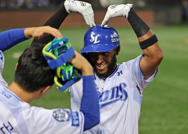 삼성 르윈 디아즈가 14일 포항 KT전에서 4회 솔로홈런을 터트리고 세리머니를 하고 있다. /사진=삼성 라이온즈 제공