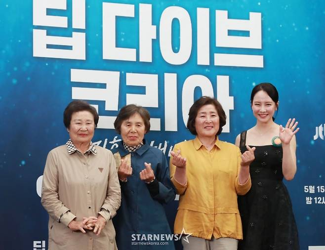 배우 송지효가 15일 오후 서울 마포구 스탠포드호텔에서 진행된 JTBC 다큐멘터리 '딥 다이브 코리아: 송지효의 해녀 모험' 제작발표회에 참석해 함께 출연한 해녀 박미정, 오기숙, 현순심과 포즈를 취하고 있다.  제주에서 해녀 물질에 도전하고 그들과 진정한 유대감을 형성해 나가는 여정을 그린 3부작 '딥 다이브 코리아: 송지효의 해녀 모험'은 오늘(15일)밤 첫 방송된다. /2025.05.15 /사진=이동훈 photoguy@