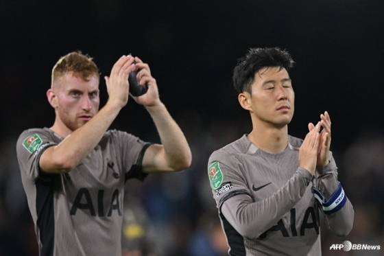 경기가 끝난 뒤 손흥민(오른쪽)과 데얀 클루셉스키가 팬들에게 인사하고 있다. /AFPBBNews=뉴스1