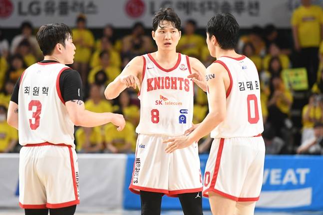 SK 안영준(가운데). /사진=KBL 제공