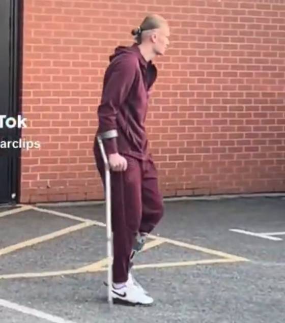 엘링 홀란이  지난 3월 31일(한국시간) 영국 본머스의 바이탈리티 스타디움에서 열린 맨시티 대 본머스의 '2024~2025 잉글랜드축구협회(FA)컵 8강전 후 목발을 짚고 경기장을 나오고 있다. /사진=데일리메일 갈무리