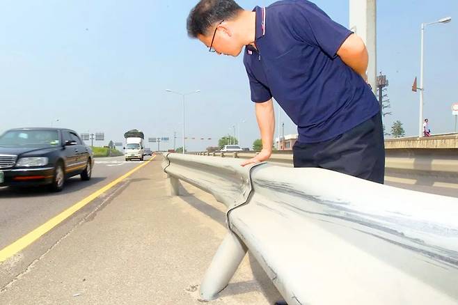 휘어진 가드레일