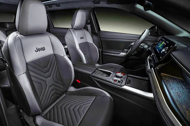 지프 컴패스 실내