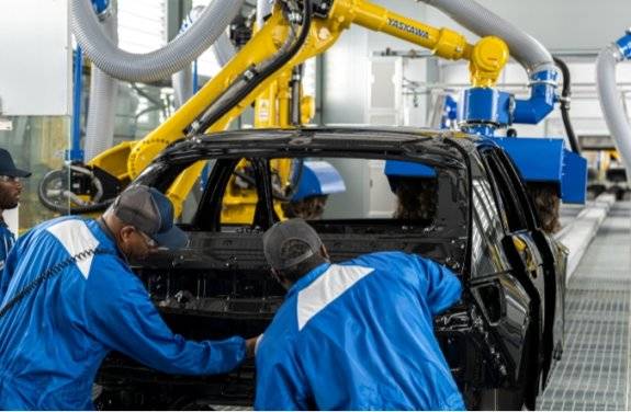 ‘현대자동차그룹 메타플랜트 아메리카(HMGMA)’에서 현지 노동자들이 아이오닉5를 조립하고 있다. 현대차그룹 제공