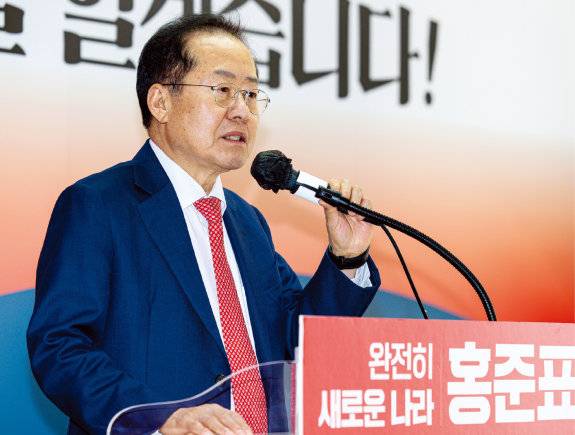 홍준표 전 대구시장이 4월 29일 정계 은퇴를 발표하고 있다. 뉴스1