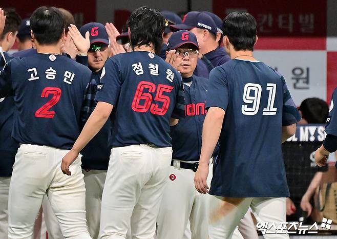 1일 오후 서울 구로구 고척스카이돔에서 열린 '2025 신한 SOL Bank KBO리그' 롯데 자이언츠와 키움 히어로즈의 경기, 7이닝 3피안타 1볼넷 6탈삼진 무실점 완벽투를 선보인 선발 데이비슨의 활약에 힘입어 롯데가 키움에 5:0 승리를 거뒀다.  이날 경기에서 승리한 롯데 김테형 감독이 선수들과 함께 기뻐하고 있다. 엑스포츠뉴스 DB