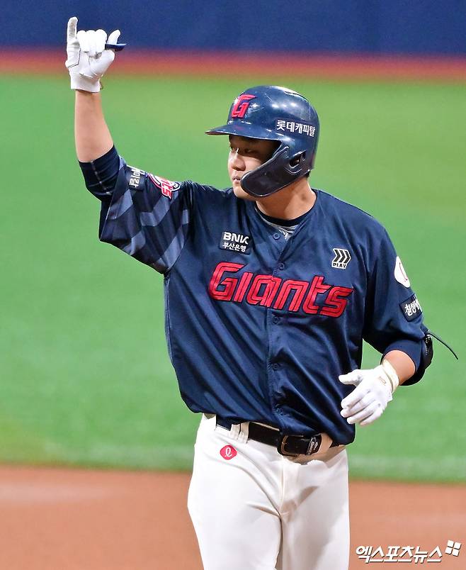 1일 오후 서울 구로구 고척스카이돔에서 열린 '2025 신한 SOL Bank KBO리그' 롯데 자이언츠와 키움 히어로즈의 경기, 1회초 1사 1,2루 롯데 손호영이 좌전안타를 날린 후 기뻐하고 있다. 엑스포츠뉴스 DB