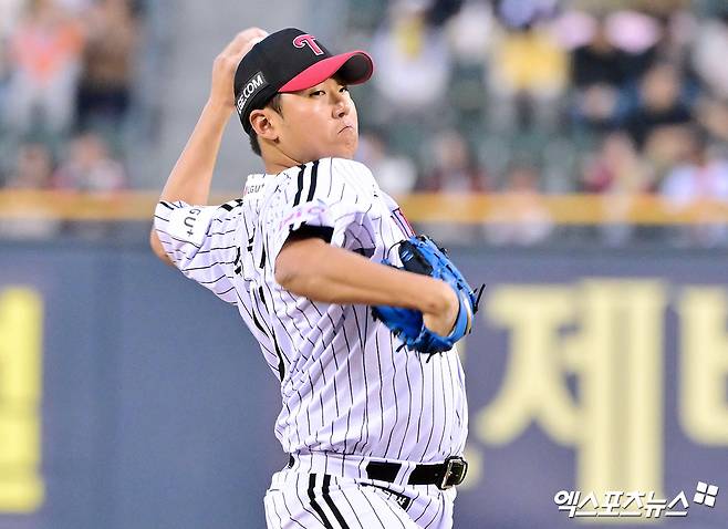 LG 투수 송승기는 14일 잠실구장에서 열린 '2025 신한 SOL Bank KBO 리그' 키움과 주중 3연전 두 번째 경기에서 선발 등판했다. 6이닝 무실점으로 호투해 팀 승리에 보탬이 됐다. 엑스포츠뉴스 DB