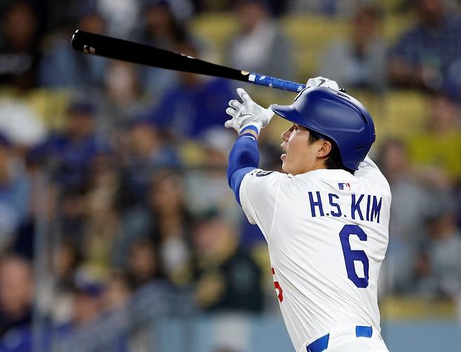 LA 다저스 김혜성이 15일 미국 캘리포니아주 로스앤젤레스의 다저스타디움에서 열린 2025 미국프로야구 메이저리그(MLB) 애슬레틱스와의 홈경기에 9번타자 겸 2루수로 선발 출전해 2타수 2안타 1홈런 1타점으로 팀의 9-3 승리에 힘을 보탰다. AFP 연합뉴스