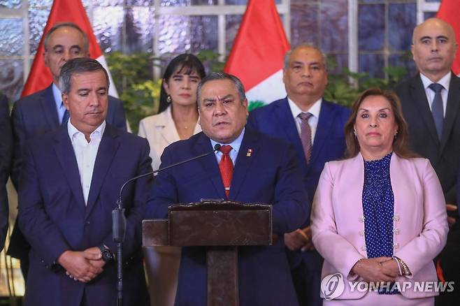 페루 대통령(오른쪽) 동석 하에 사임 기자회견하는 아드리안센 전 총리(가운데) [페루 대통령실 제공. 리마 AFP=연합뉴스. 재판매 및 DB 금지]