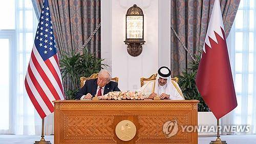합의문에 서명하는 트럼프 미 대통령과 알사니 카타르 국왕 [도하 UPI=연합뉴스 재판매 및 DB금지]