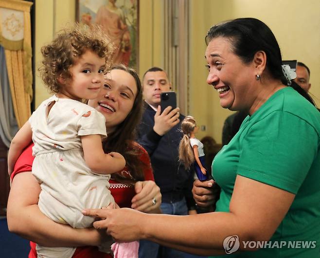 미국에서 베네수엘라로 돌아온 두 살배기 아이(왼쪽)와 가족 [베네수엘라 대통령실 제공. 카라카스 로이터=연합뉴스. 재판매 및 DB 금지]