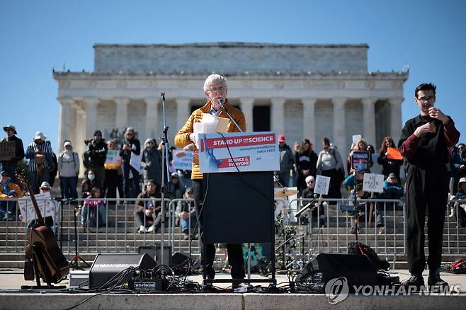 지난 3월 트럼프 행정부의 예산 삭감에 반대하는 미 과학단체 집회 [AFP 연합뉴스 자료사진. 재판매 및 DB 금지]