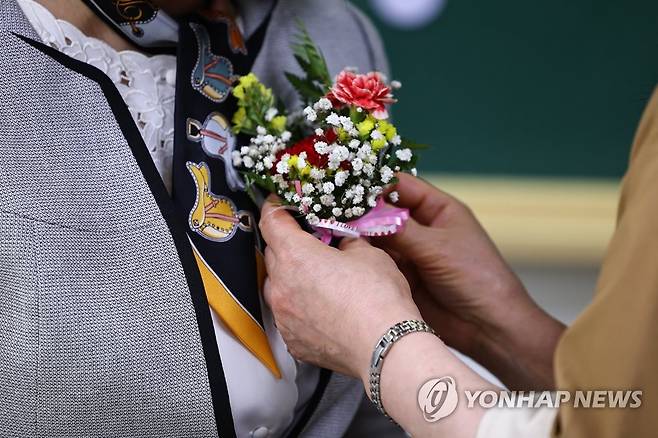 선생님께 전하는 감사의 마음 [연합뉴스 자료사진]