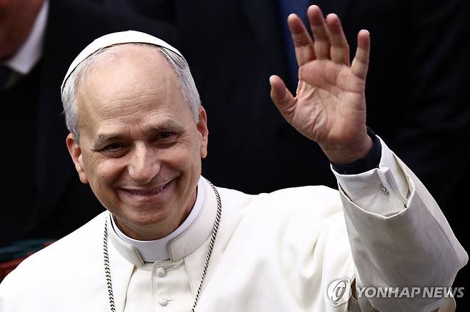 손 흔드는 레오 14세 교황 [로이터 연합뉴스 자료사진. 재판매 및 DB 금지]