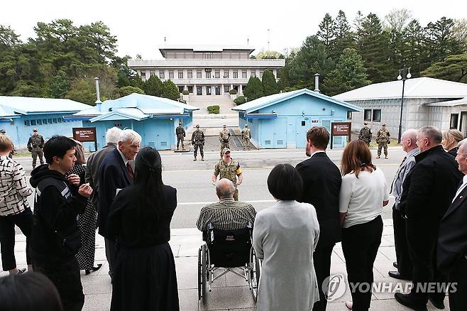 작년 4월 판문점 방문한 영연방 4개국 참전용사와 가족들  [국가보훈부 제공. 연합뉴스 자료사진] photo@yna.co.kr
