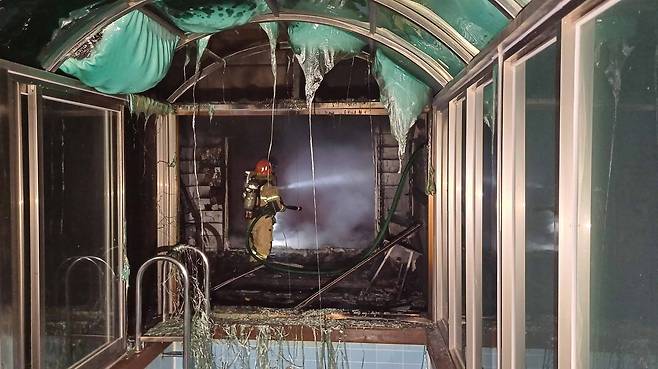 불이 난 태안 펜션  [충남 태안소방서 제공. 재판매 및 DB 금지]