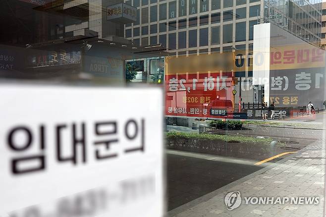 'R의 공포' KDI 올해 성장전망 0.8%로 반토막 (서울=연합뉴스) 신현우 기자 = 국책 연구기관인 한국개발연구원(KDI)이 14일 '2025년 상반기 경제전망'에서 올해 국내총생산(GDP) 증가율을 상반기 0.3%, 하반기를 1.3%로 각각 전망했다. 이렇게 되면 연간으로는 0.8% 성장률을 기록하게 된다. 지난 2월 발표한 기존 전망치 1.6%를 석 달 만에 절반으로 낮춘 것이다.
주요 투자은행(IB)들의 평균 눈높이와 엇비슷한 수치이지만, 국내 주요 싱크탱크로서는 처음으로 0%대를 내놓은 것이어서 주목된다. 이른바 '경기 침체(Recession·경기침체)의 공포'가 현실화하고 있다는 의미로도 해석된다.
사진은 이날 서울 시내 한 건물에 임대 문의 안내문이 붙은 모습. 2025.5.14 nowwego@yna.co.kr
