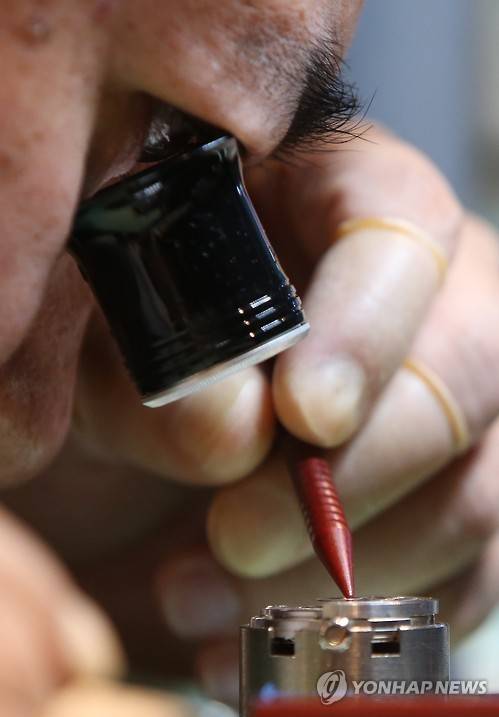 시계에 담아내는 장인정신 [연합뉴스 자료사진]