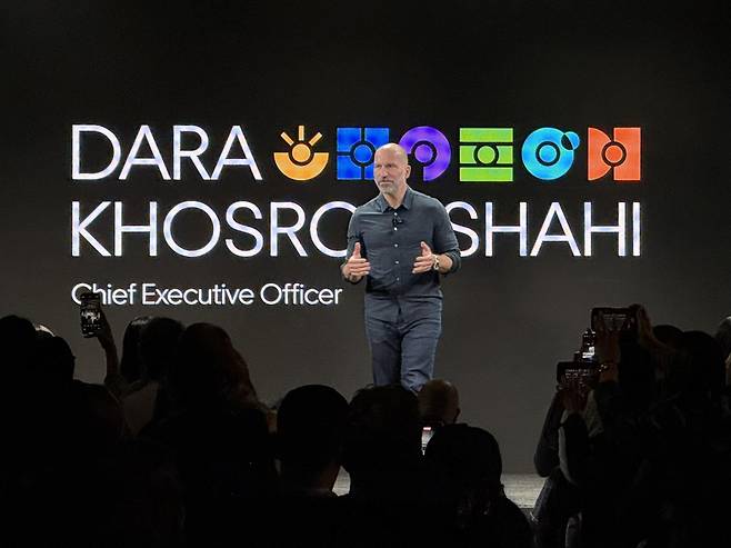 다라 코스로샤히 우버 최고경영자 (뉴욕=연합뉴스) 이지헌 특파원 = 우버의 다라 코스로샤히 최고경영자(CEO)가 14일(현지시간) 뉴욕에서 열린 연례행사 '고-겟 2025'에서 자사 혁신기술과 신규 서비스를 소개하고 있다. 2025.5.14 pan@yna.co.kr