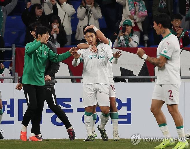 골세리머니를 펼치는 주민규 [연합뉴스 자료사진]