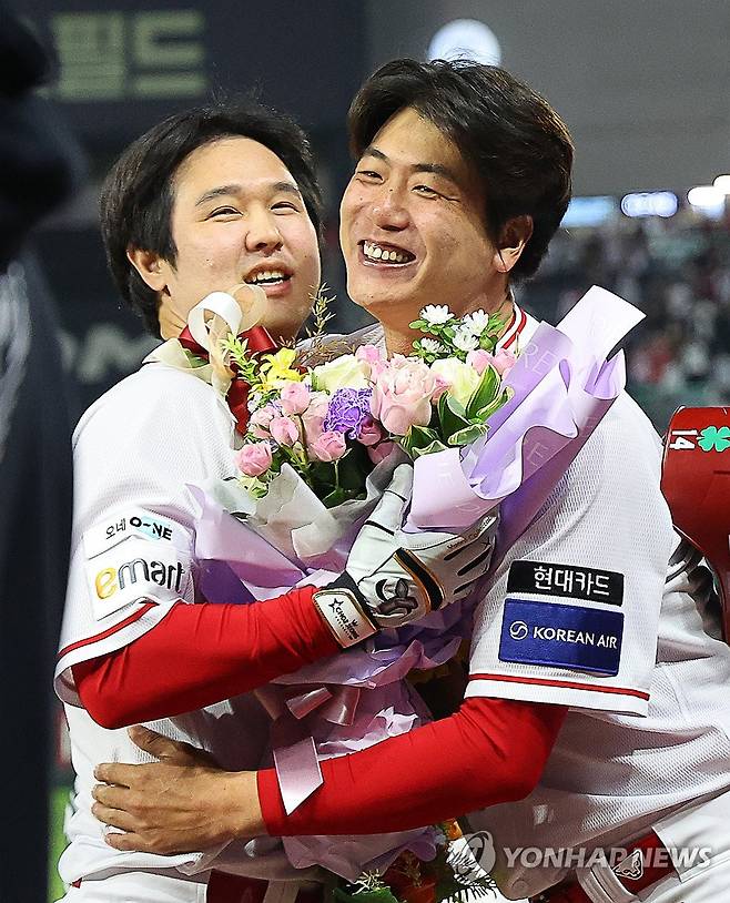 김광현과 포옹하는 ‘500홈런’ 최정 (인천=연합뉴스) 임순석 기자 = 13일 인천 SSG랜더스필드에서 열린 프로야구 2025 신한 SOL 뱅크 KBO리그 NC 다이노스와 SSG 랜더스의 경기. KBO 리그 최초 통산 500홈런을 달성한 SSG 최정이 김광현과 기쁨을 나누고 있다. 2025.5.13 soonseok02@yna.co.kr